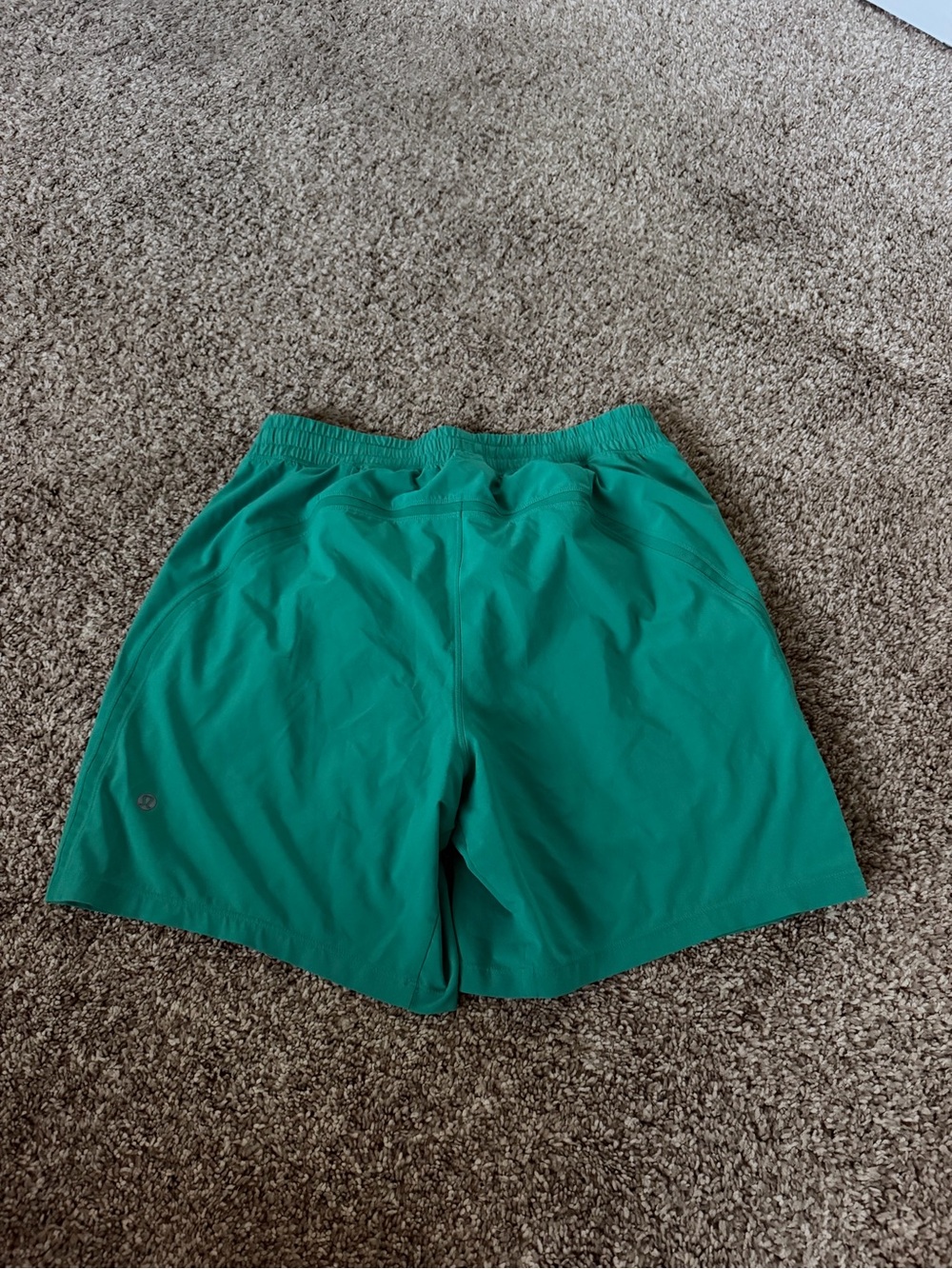 Lululemon green men’s athletic shorts size medium good condition